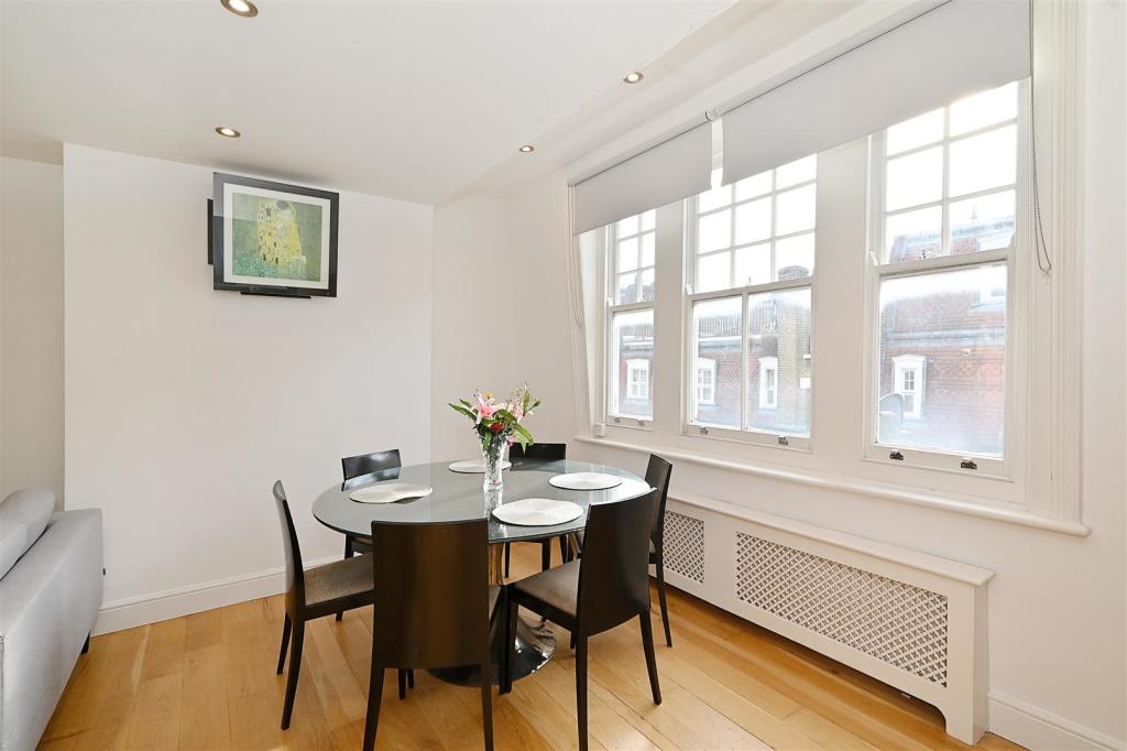 3 bedroom flat for sale in Duke Street, Mayfair, London W1K