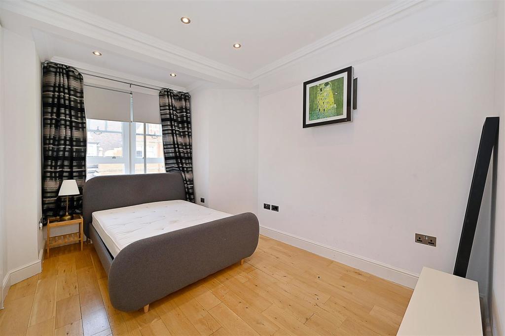 3 bedroom flat for sale in Duke Street, Mayfair, London W1K