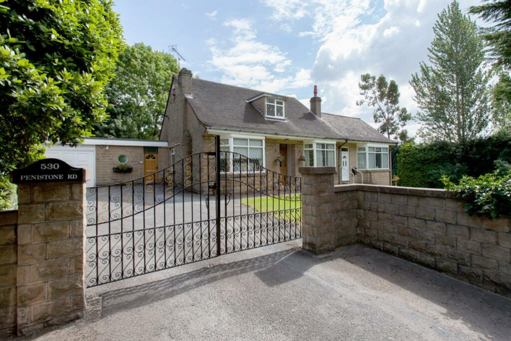4 bedroom detached house for sale in Penistone Road, Grenoside