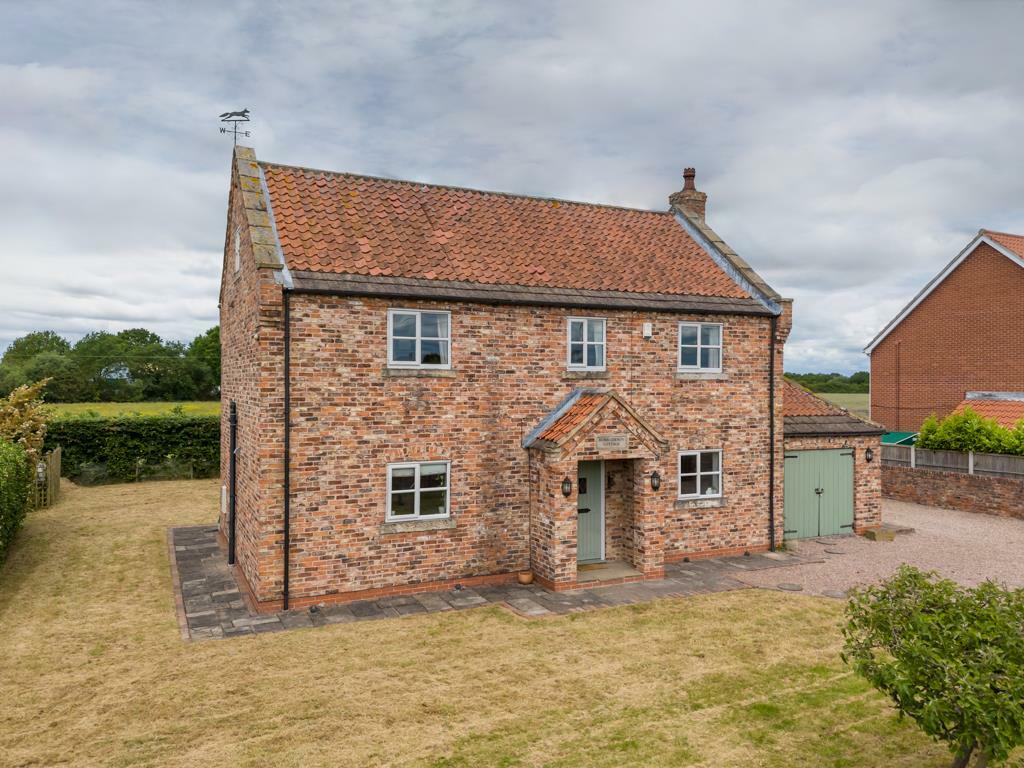 3 bedroom detached house for sale in Moss Road, Moss, Doncaster, DN6