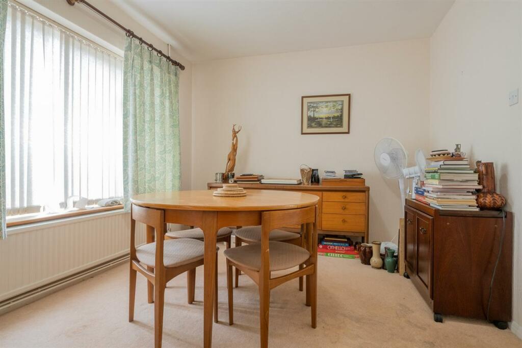 4 bedroom detached house for sale in Penn Drive, Denham Green, UB9