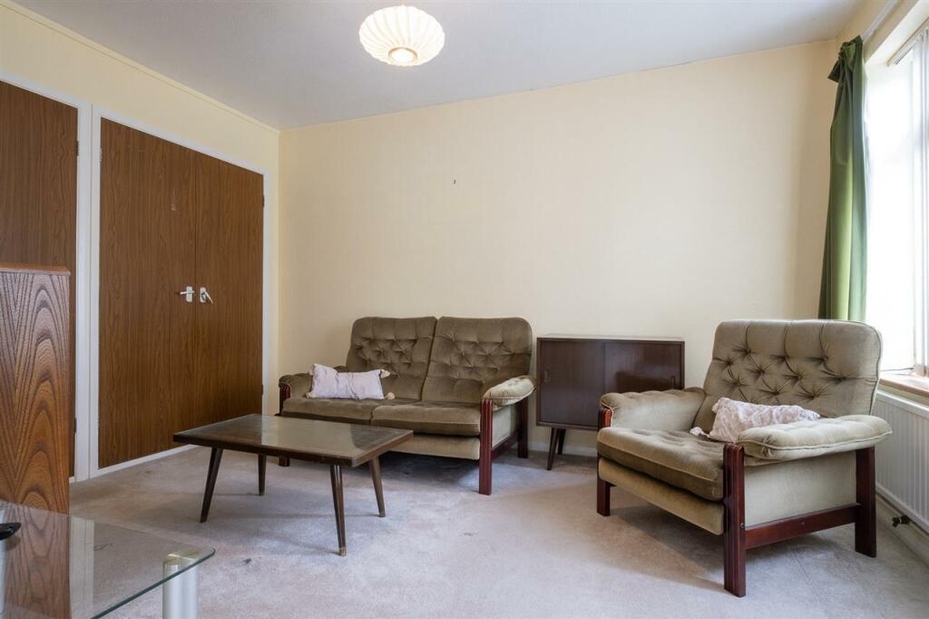 4 bedroom detached house for sale in Penn Drive, Denham Green, UB9