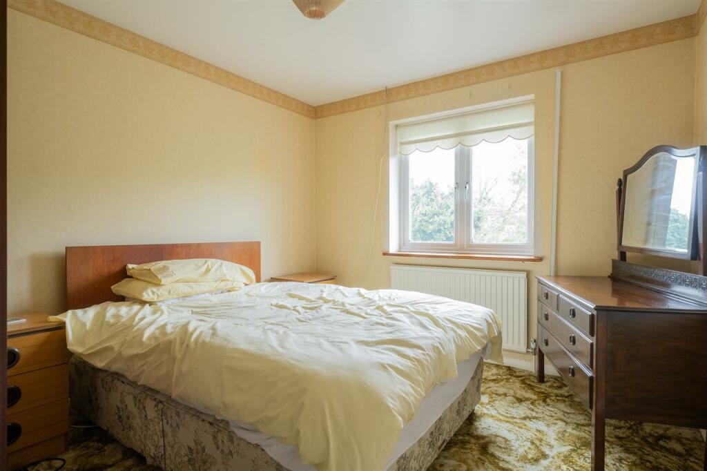 4 bedroom detached house for sale in Penn Drive, Denham Green, UB9