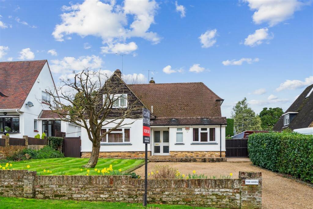 3 bedroom detached house for sale in Denham Green Lane, UB9