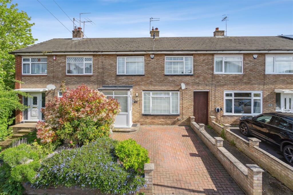 3 bedroom terraced house for sale in Mount Pleasant, Harefield, UB9
