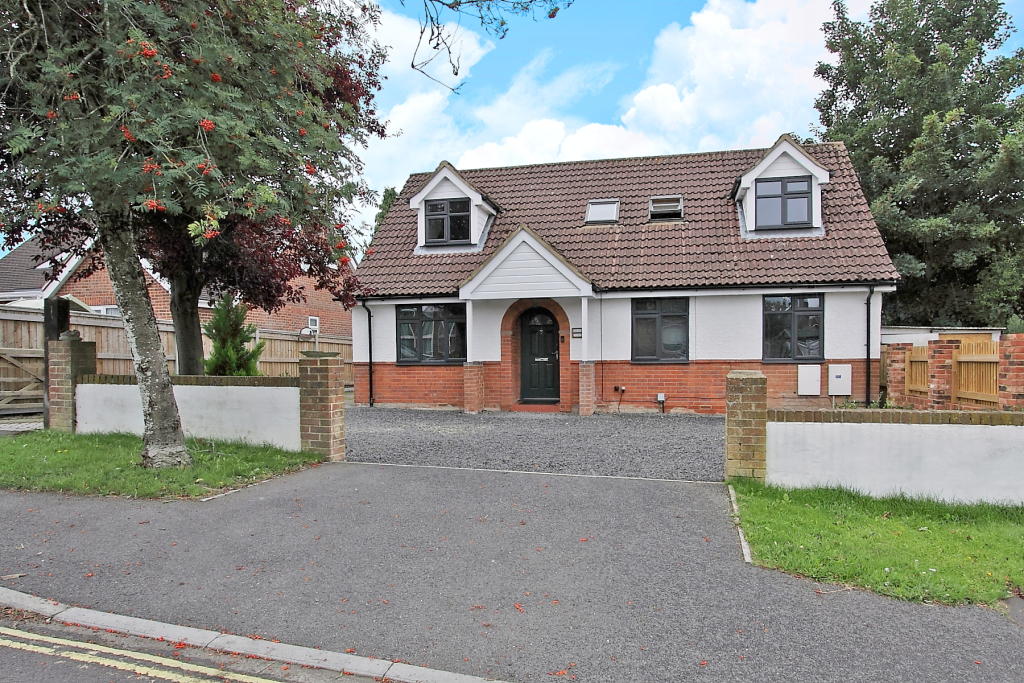 4 bedroom detached bungalow for sale in Oak Bank, Andover, SP10