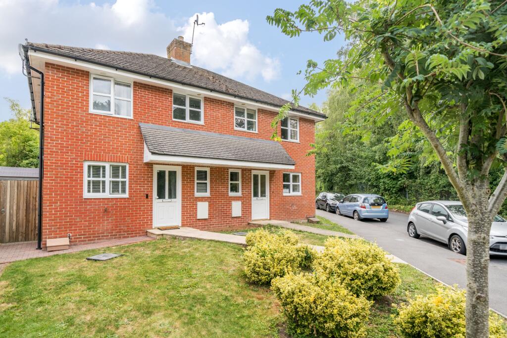 3 bedroom semidetached house for sale in Charlton Road, Andover, SP10