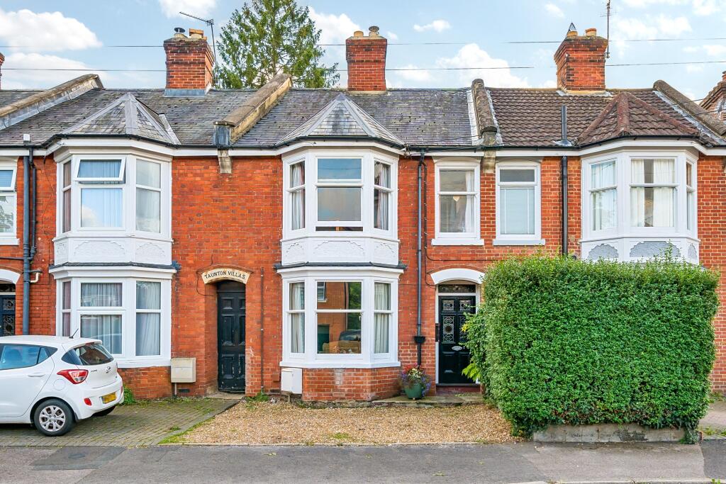 3 bedroom terraced house for sale in Junction Road, Andover, SP10