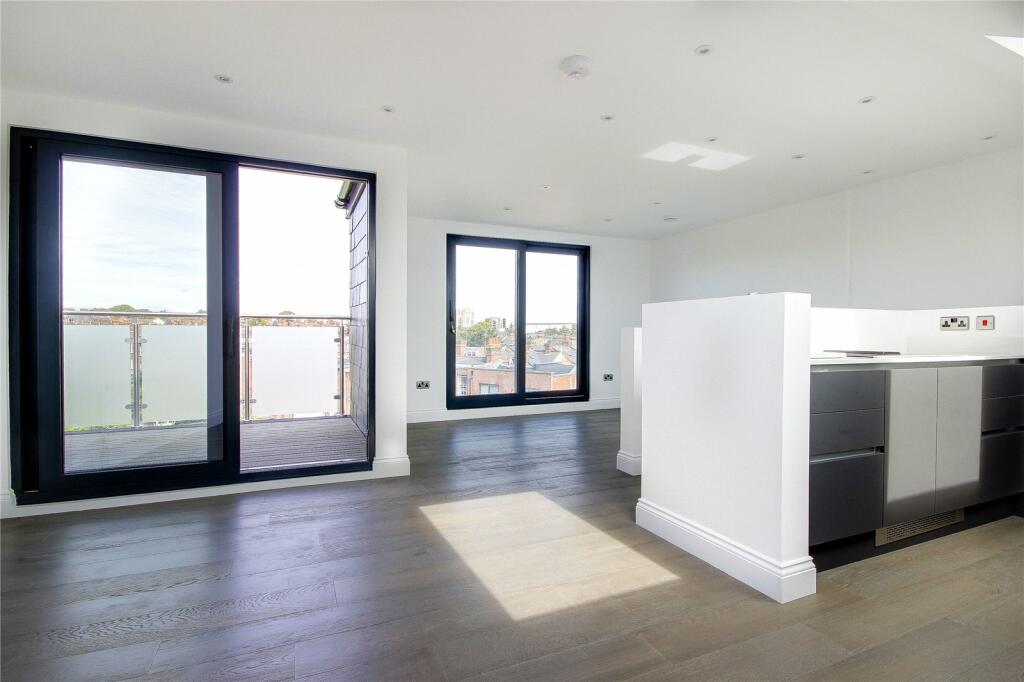 3 bedroom apartment for sale in Weston Park, London, N8