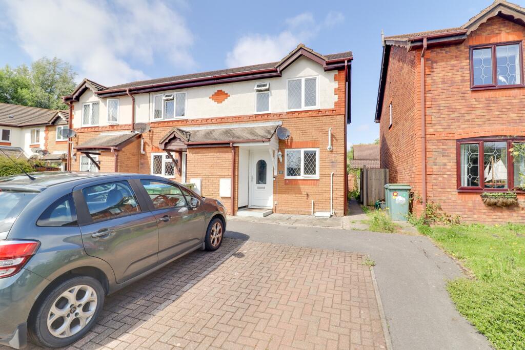 2 bedroom end of terrace house for sale in Unwin Close, Waterside Park