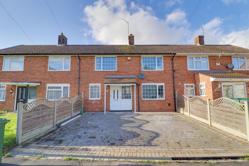 3 bedroom terraced house for sale in Kingsclere Avenue, Weston, SO19