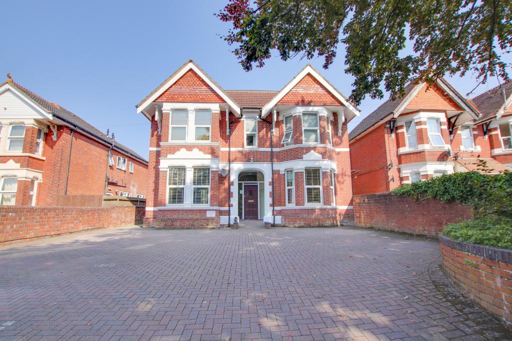 1 bedroom flat for sale in Portsmouth Road, Woolston, SO19