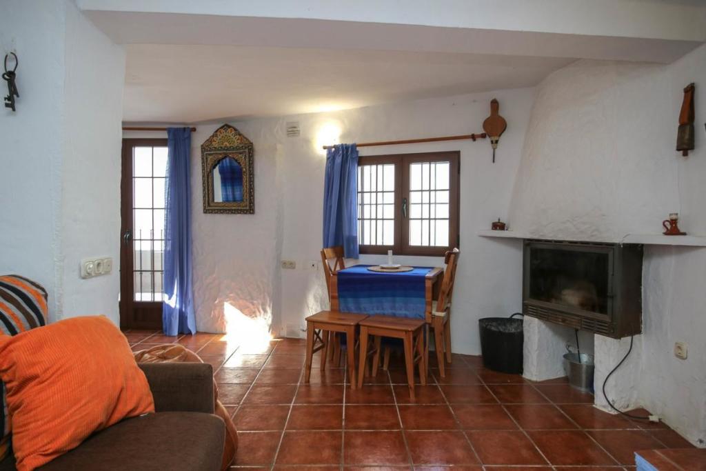 2 bedroom town house for sale in Andalucia, Malaga, Yunquera, Spain