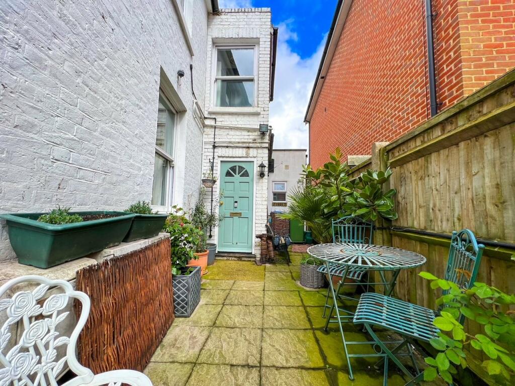 3 bedroom apartment for sale in Walton Road, East Molesey, KT8