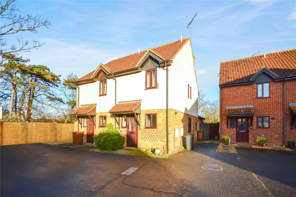 2 bedroom semi-detached house for rent in Hillside Mews, Chelmsford, Essex, CM2