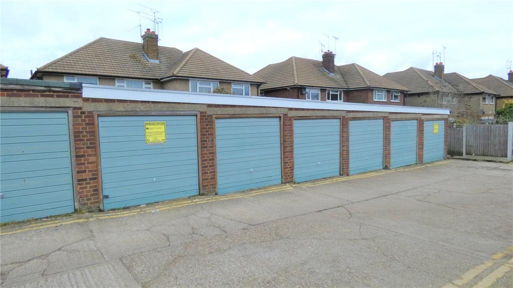 Commercial property for rent in Hutton Road, Shenfield, CM15