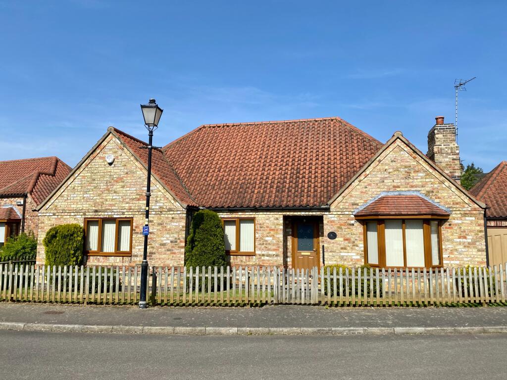 3 bedroom bungalow for sale in Kings Hill, Caythorpe, Grantham, NG32