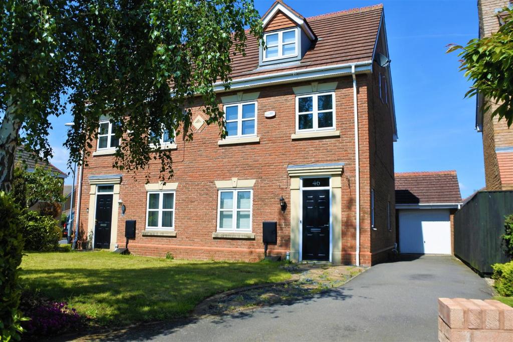 3 bedroom semidetached house for sale in Langford Gardens, Grantham, NG31