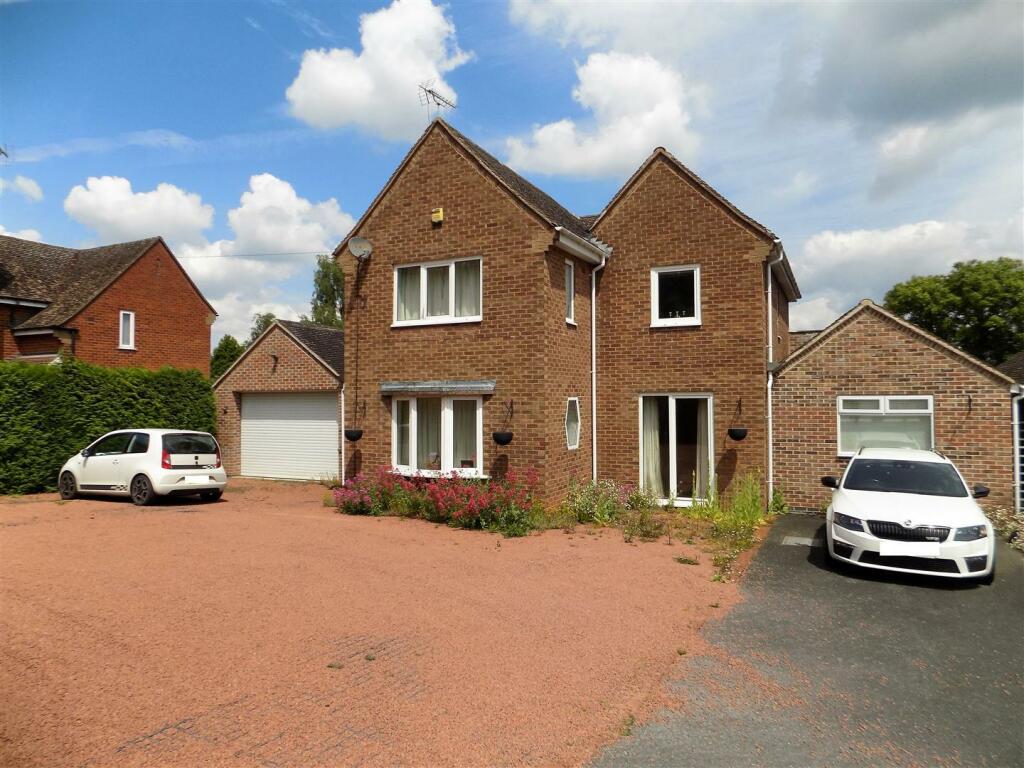 4 bedroom detached house for sale in Inholms Gardens, Flintham, NG23