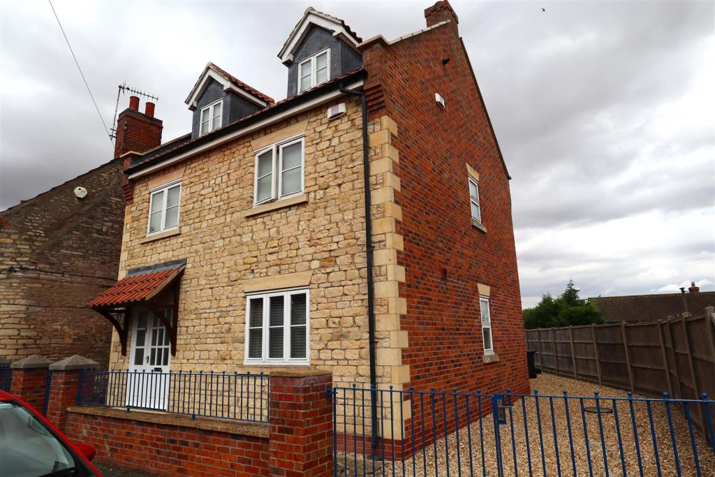 3 bedroom detached house for sale in High Street, Metheringham, LN4