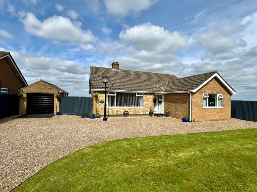3 bedroom bungalow for sale in Canwick Avenue, Bracebridge Heath, LN4