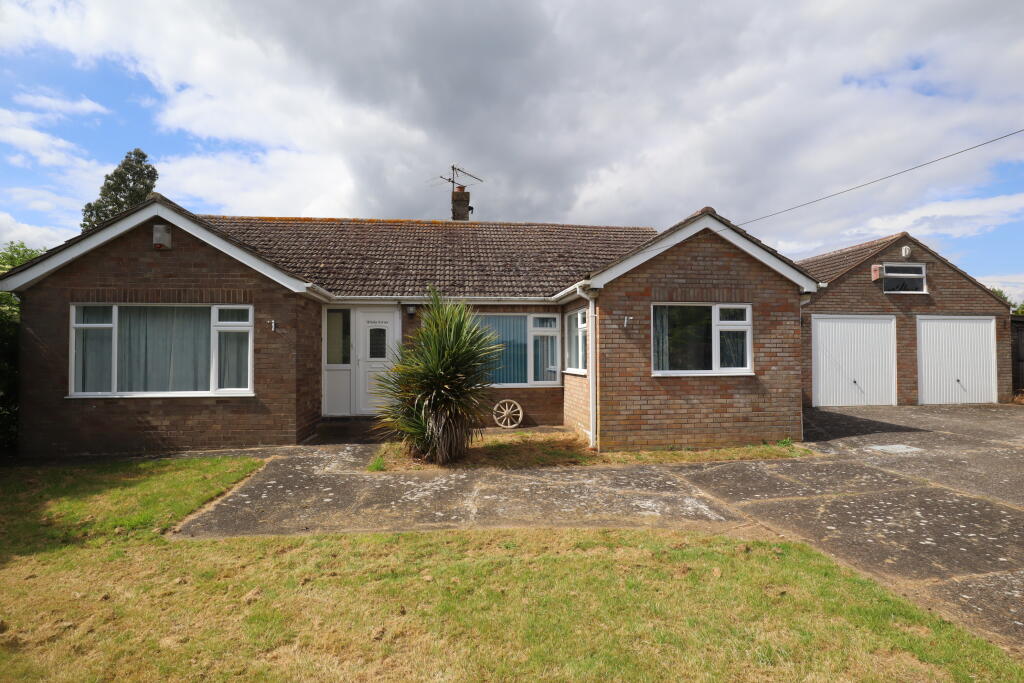 4 bedroom bungalow for sale in Blacksmiths Lane, Boothby Graffoe, LN5