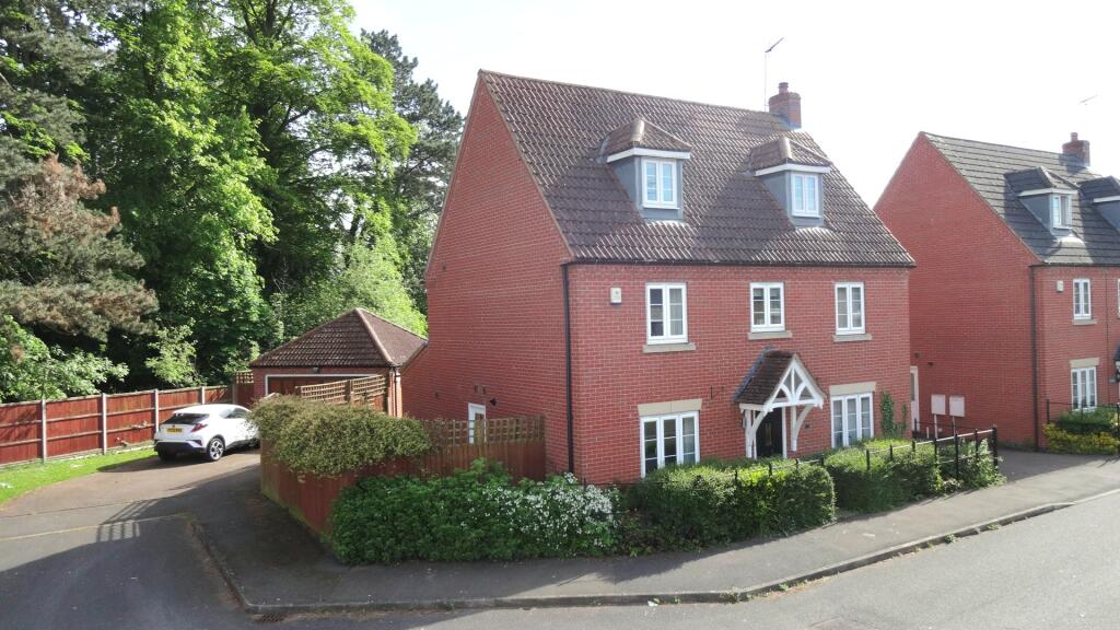 5 bedroom detached house for sale in Turnberry Close, Greylees, NG34