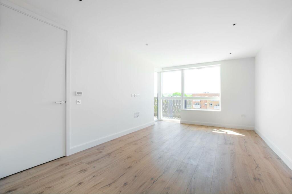 2 bedroom flat for rent in High Street, Hornsey, London, N8