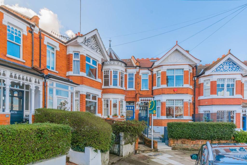 2 bedroom flat for sale in Clyde Road, Alexandra Park, London, N22