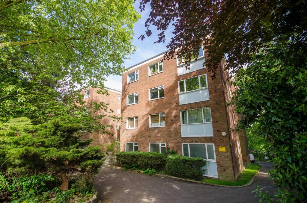 2 bedroom flat for sale in Shepherds Hill, Highgate, London, N6