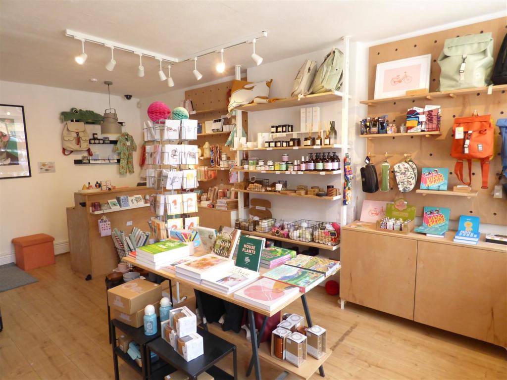 Commercial property for rent in High Street, Chipping Campden, GL55