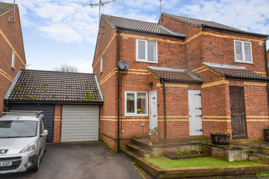 2 bedroom semidetached house for sale in Willetts Field, Great