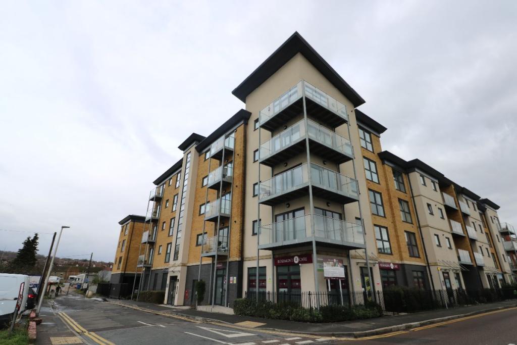 2 bedroom flat for sale in Regent House, Station Road, Strood, ME2