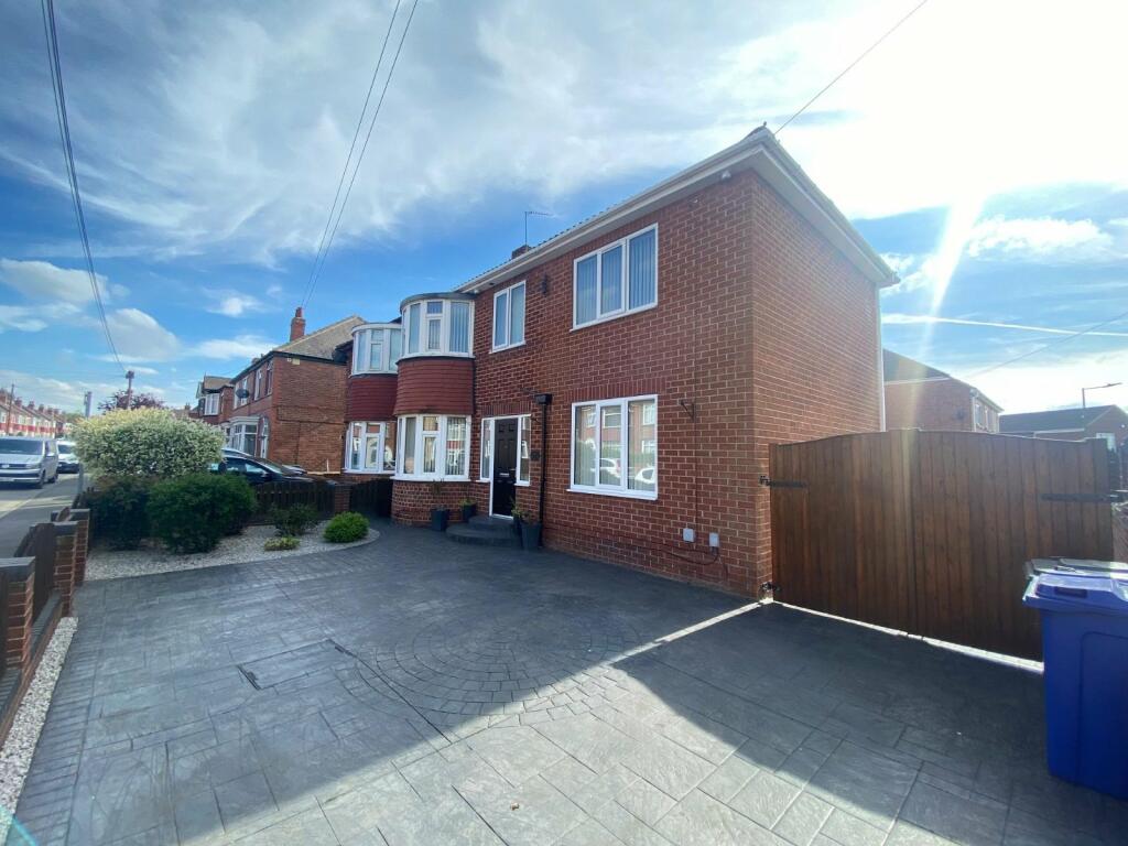 4 bedroom semidetached house for sale in Harrowden Road, Wheatley