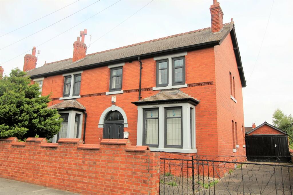 5 bedroom semidetached house for sale in Warmsworth Road, Doncaster