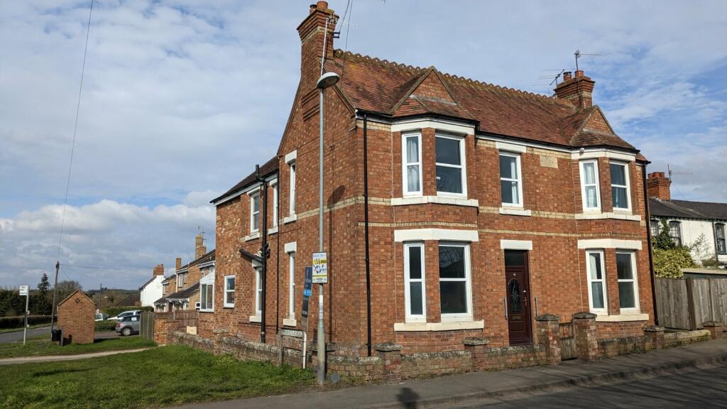 5 bedroom detached house for sale in Bretforton Road, Badsey, Evesham
