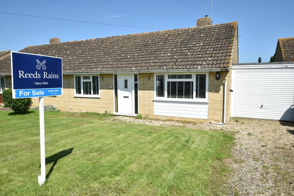 2 bedroom bungalow for sale in Orchard Drive, Little Comberton
