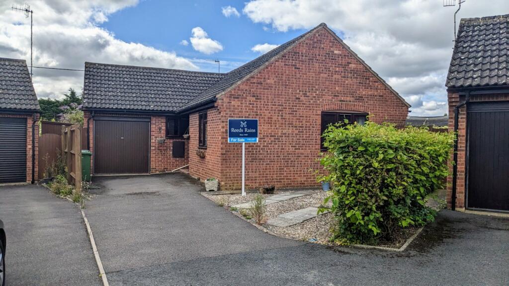 2 bedroom bungalow for sale in Blacksmiths Close, Sedgeberrow, Evesham