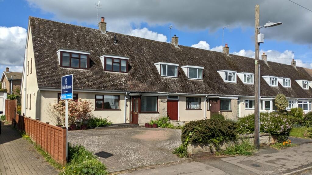 3 bedroom end of terrace house for sale in Avon Court, Offenham