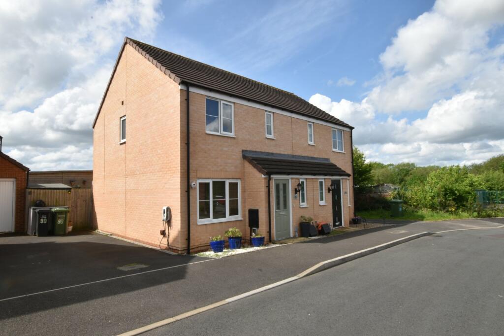 3 bedroom semidetached house for sale in Snaffle Way, Evesham