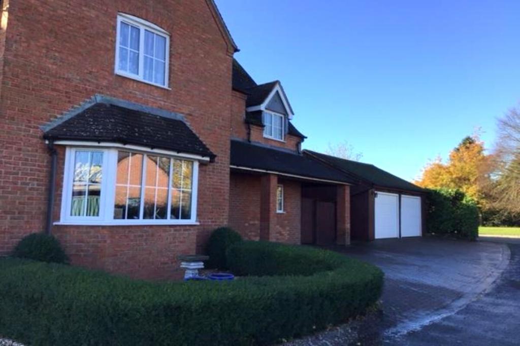 5 bedroom detached house for sale in Bromley Close, Harvington, Evesham