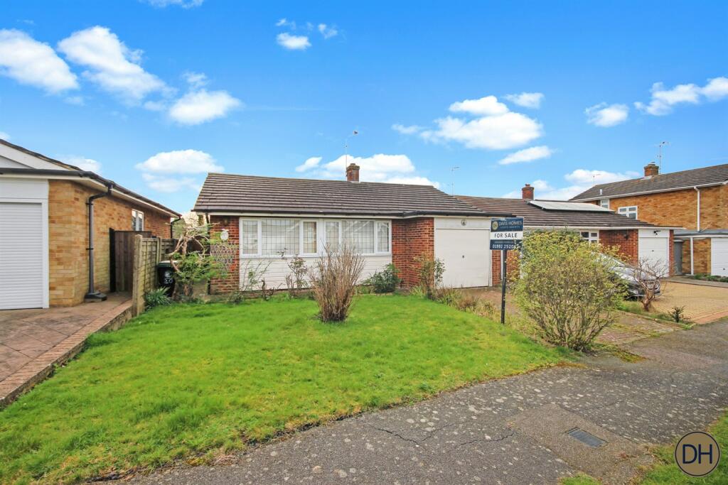2 bedroom detached bungalow for sale in Higham View, North Weald, Essex