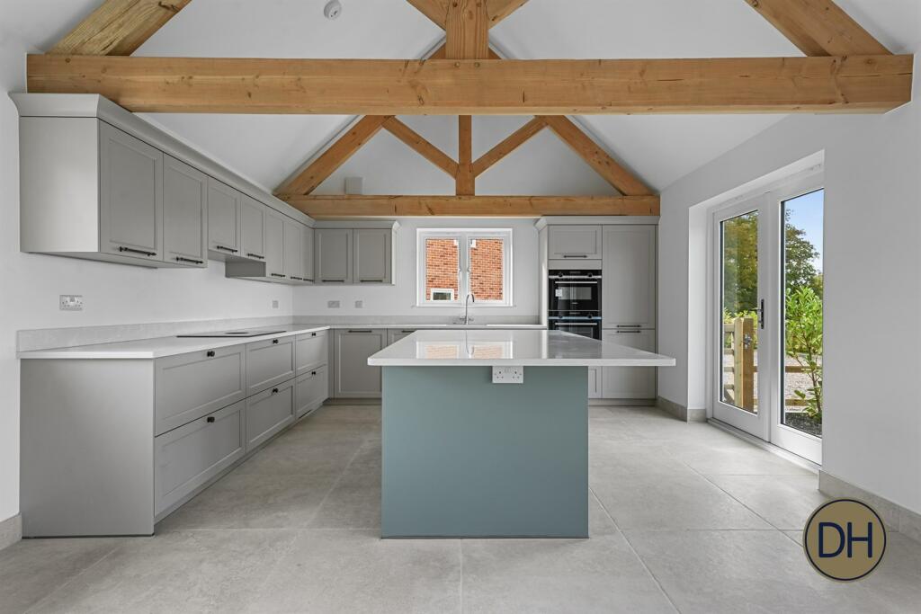 Additional property image - Quince Hall Farm, Chelmsford Road, Blackmore, Essex CM4