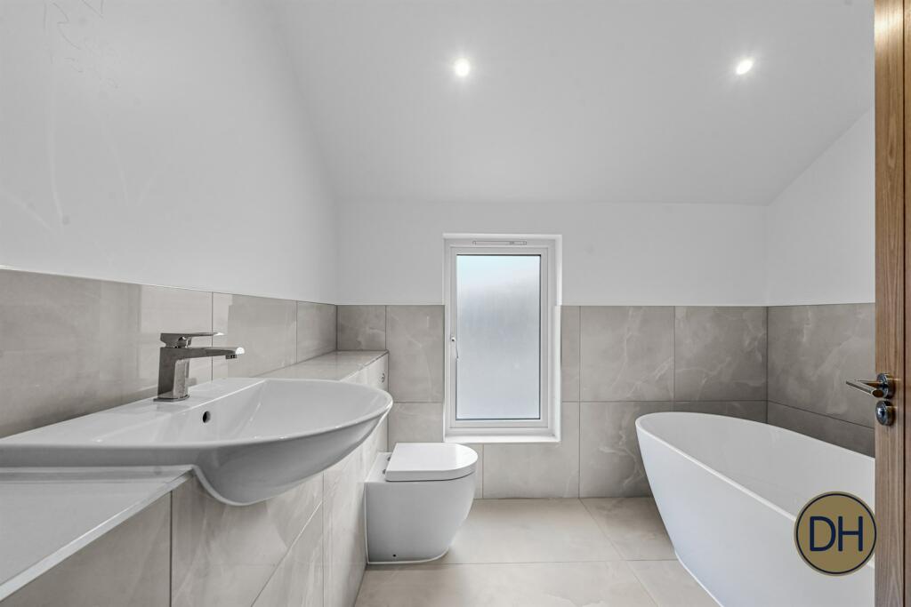 Additional property image - Quince Hall Farm, Chelmsford Road, Blackmore, Essex CM4