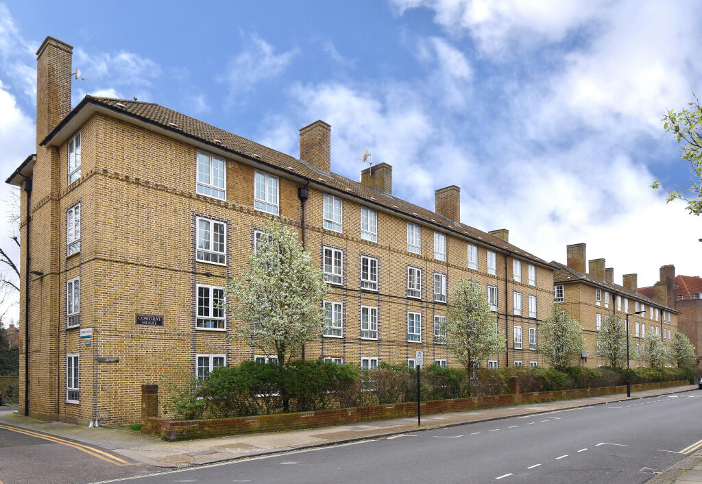 2 bedroom flat for sale in Quorn road Dog Kennel Hill Estate , SE22