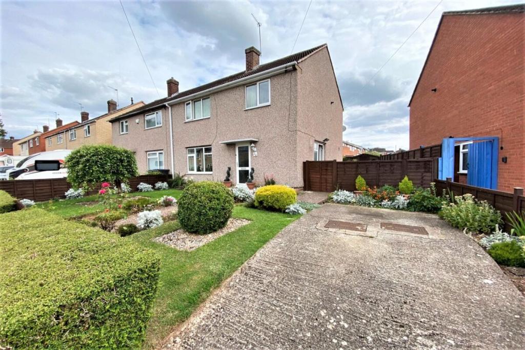 3 bedroom semidetached house for sale in Stretton Crescent, Leamington
