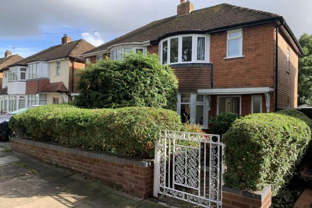 2 bedroom semidetached house for sale in Charlbury Crescent