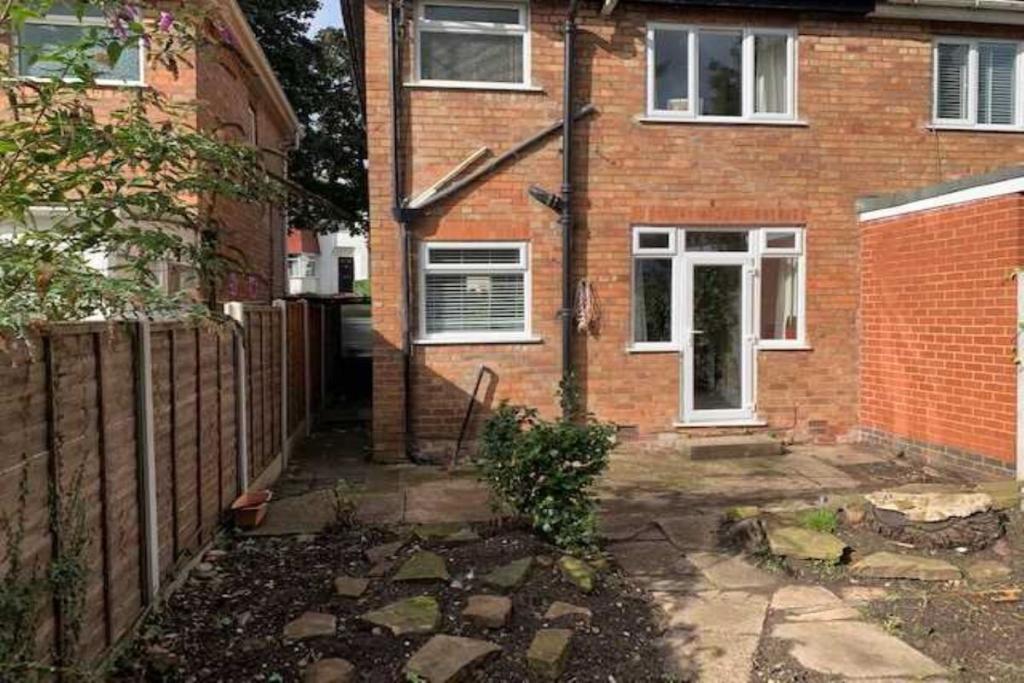 2 bedroom semidetached house for sale in Charlbury Crescent