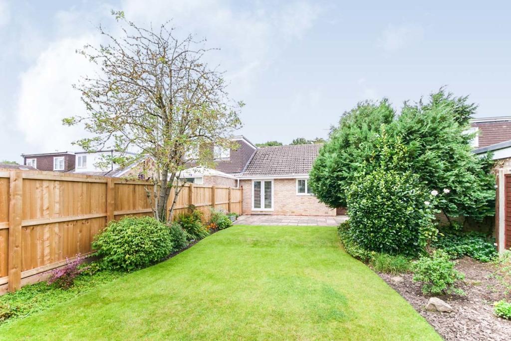 2 bedroom bungalow for sale in Lowick, York, YO24