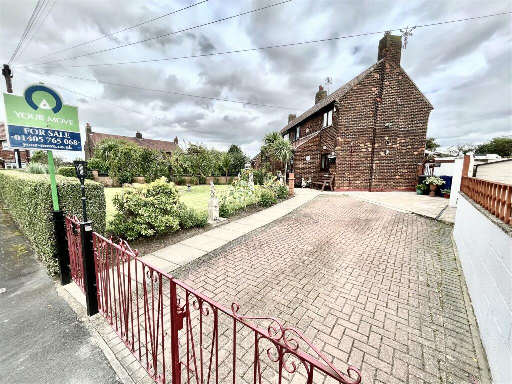 3 bedroom semidetached house for sale in Dene Close, Hensall, Goole